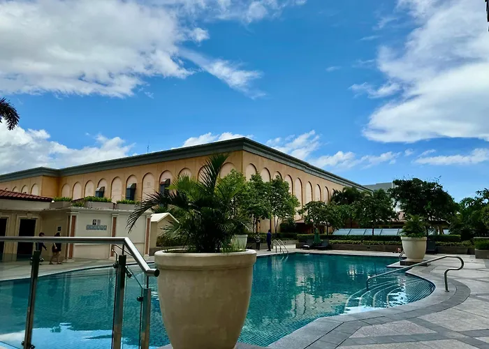 Bell Place At Venice Luxury Mckinley Hill *